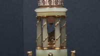 Benda antik lainnya yang turut menarik perhatian para pengunjung pameran adalah sebuah hiasan yang diketahui dibuat pada tahun 1910.