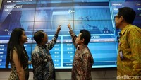 Direktur Utama PT Shield-On Service Tbk Herman Julianto, Komisaris Utama Robby Yulianto dan Direktur Prasetyo Wibowo, berbincang dengan Direktur Penilaian Perusahaan PT Bursa Efek Indonesia IGD N. Yetna Setia, Associate Director Felicia Yulianto pada pencatatan saham PT Shield-On Service Tbk, di gedung Bursa Efek Indonesia, jakarta, Selasa (6/11/2018).