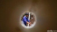 Sebelumnya, turap di wilayah tersebut diketahui telah rusak sehingga proses normalisasi turap di anak Kali Grogol dikebut pengerjaannya.