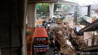 Kemacetan tersebut terjadi karena imbas pembangunan proyek pedestrian.