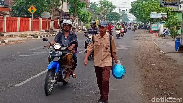 Pelajar ini terpaksa jalan kaki karena motornya ditahan/