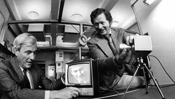 Willard Boyle, Bapak Kamera Digital. Ketika berkarir di Bell Laboratories pada 1969, Boyle bersama koleganya George E. Smith menciptakan teknologi CCD. Teknologi ini berperan sangat besar pada perkembangan kamera digital. Teknologi tersebut memungkinkan gambar dikonversi secara langsung menjadi data digital. Pada tahun 2009, pria berkebangsaan Kanada dan Amerika Serikat itu meraih penghargaan sangat bergengsi, yaitu Nobel Fisika atas penemuannya tersebut. Willard meninggal di tahun 2011. Foto: istimewa