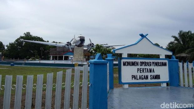Pesawat Dakota RI-002 yang membawa para penerjun pertama di Kalimantan. 