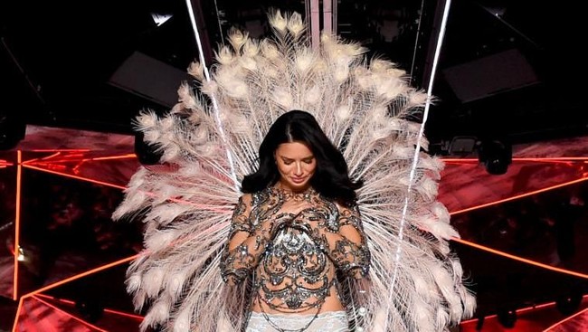 Adriana Lima tak kuasa menahan tangisnya saat berjalan untuk terakhir kalinya di fashion show Victorias Secret. Model asal Brazil itu tampak menangis saat seluruh penonton fashion show Victorias Secret yang digelar di Pier 94, New York, Rabu (8/11/2018) malam, memberikannya tepuk tangan sambil berdiri (standing ovation).Foto: Dimitrios Kambouris/Getty Images for Victorias Secret