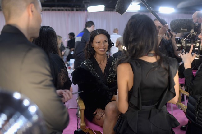 Fashion show Victorias Secret 2018 menjadi panggung terakhir untuk Adriana Lima sebagai model brand pakaian dalam tersebut. Adriana mulai jadi model Victorias Secret sejak usia 18 tahun. Ia pun telah setia dengan merek itu selama 19 tahun. Foto: Getty Images