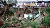 Area di sisi jalan Raya Citayam-Depok, Jawa Barat longsor akibat curah hujan yang tinggi di daerah tersebut. Longsor itu diketahui terjadi pada Kamis (8/11/2018) malam kemarin.