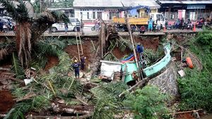 Lapak Pedagang Hingga Motor Jadi Korban Longsor di Citayam Depok