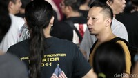 Ringgo pun tampak asik mengobrol bersama rekannya jelang penampilan Axl Rose Cs.