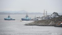 Bala bantuan dari yang terdiri dari tentara Norwegia sekarang sedang berusaha mempertahankan kapal perang itu supaya tidak tenggelam. NTB Scanpix/Marit Hommedal via REUTERS.