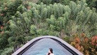 Liburan Tipang di Bali juga diisi dengan momen spesial. Berenang sambil sarapan! Foto: Instagram tiarapangestika