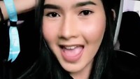 Ia pun tampak sangat excited saat ingin menyaksikan konser band kesayangannya itu. Dok. Instagram/sorayarasyid12