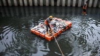 Petugas UPK Badan Air Dinas Lingkungan Hidup DKI Jakarta saat membersihkan sampah di Kali Cideng, Tanah Abang, Jakarta, Jumat (9/11/2018).