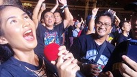 Dan kado terindah untuknya di konser tersebut dengan memegang mic yang digunakan Axl Rose selama tampil di Jakarta pada Kamis (8/11) malam. Dok. Instagram/sorayarasyid12