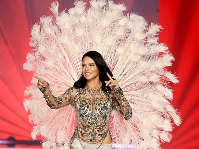 Pada catwalk terakhirnya untuk Victorias Secret, Adriana Lima tampil memakai bra dan underwear putih. Agar terlihat glamour, ada tambahan busana bordir transparan yang berkilau. Adriana juga mengenakan sayap putih besar di punggungnya. Foto: Dimitrios Kambouris/Getty Images for Victorias Secret