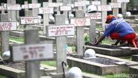 Petugas juga menanamkan bunga dan tanaman yang sudah mati di atas pusara agar terlihat lebih indah.