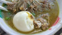 Menu khas Lombok ini bisa jadi sajian yang tepat saat Anda butuh kehangatan. Bebalung khas Lombok yang satu ini memiliki kuah yang cukup kental dengan paduan iga, suun dan juga telur. Enaknya! Foto: Instagram @dickykuliner