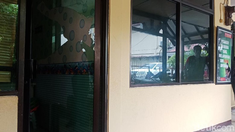 Kaca Pecah, Begini Kondisi Polsek Penjaringan yang Diserang Warga Kaca Pecah, Begini Kondisi Polsek Penjaringan yang Diserang Warga