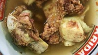 Meskipun terlihat tulang iganya, namun daging sapinya terlihat sangat lembut dan empuk. Makin enak dinikmati dengan kuah hangat. Foto: Instagram @foodjournal_daily