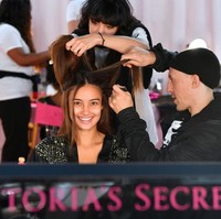 Tumbuh besar menyaksikan fashion show Victorias Secret, aku ingin seperti Adriana Lima! Dia sangat menginspirasi. Aku tak percaya aku bisa berjalan sepanggung dengannya dan dengan semua model cantik VS, ungkap Kelsey lewat akun Instagramnya. Foto: Dimitrios Kambouris/Getty Images for Victorias Secret