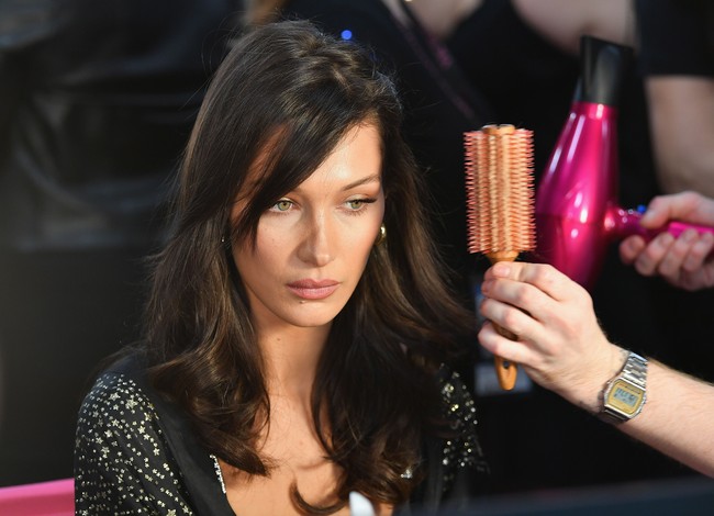 Selain Kendall Jenner, Bella Hadid juga menjadi salah satu model yang ditunggu aksinya di parade lingerie tersebut. Foto: Getty Images