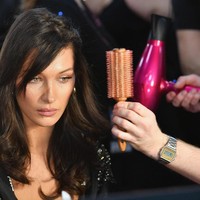 Selain Kendall Jenner, Bella Hadid juga menjadi salah satu model yang ditunggu aksinya di parade lingerie tersebut. Foto: Getty Images