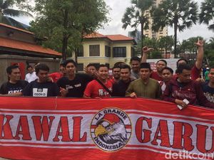 Puluhan Suporter Sambut Timnas Indonesia Selepas Salat Jumat