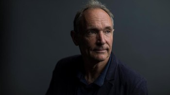 Tim Berners-Lee adalah penemu world wide web (www). Ia menyusun sebuah sistem untuk mengorganisasi, menghubungkan dan menjelajah dunia maya dalam komputer. Dia menciptakan program ini ketika masih bekerja di CERN di Jenewa. WWW adalah protokol dan algoritma penting yang memungkinkan web terus berkembang. Foto: Getty Images