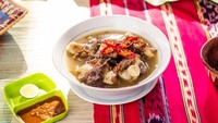 Melihat sajian bebalung yang diunggah oleh @esanygallery ini memang sangat menggoda selera. Kuahnya gurih dan nikmat, makin enak dipadu bersama dengan sambal dan kucuran jeruk nipis. Foto: Instagram @esanygallery