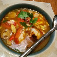 Hangatkan Badan dengan Tom Yam yang Pedas Asam Segar di Sini