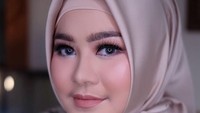 Lewat instagramnya, Sherrin sering membagikan banyak momen. Tak jarang wanita berhijab ini tampil modis dengan barang branded. Foto: instagram @stharia