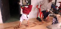 Semangat Bocah Merangkak ke Sekolah, Kepsek: Bangga Didik Adul