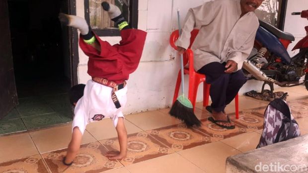 Merangkak Ke Sekolah, Adul Bercita-cita Jadi Pemadam Kebakaran