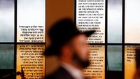 Warga Jerman memperingati 80 tahun terjadinya malam pecah kaca di monumen holocaust, Berlin, Jerman, Jumat (9/11/2018). Fabrizio Bensch/Reuters.