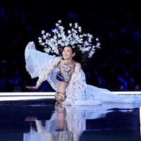 Ming Xi mengalami sedikit insiden di fashion show Victorias Secret tahun 2017. Ketika itu Ming terjatuh di runway yang dihelat di tanah kelahirannya, Shanghai. Meski begitu dia tetap mendapat pujian karena kembali dengan senyum percaya diri di wajahnya seperti tak terjadi sesuatu. Foto: Getty Images