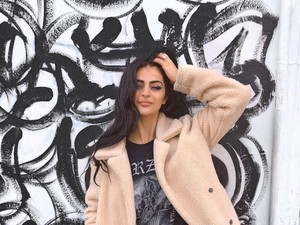 Influencer Cantik Diusir dari Museum Paris karena Pakai Gaun Terlalu Seksi