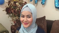 Bukan buket bunga, yang digenggam Sherrin adalah buket berisi sekumpulan cokelat. Wah banyak banget nih cokelatnya. Foto: instagram @stharia