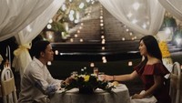 Ini momen Tipang dan Arief saat makan malam di Bali. Suasananya romantis banget ya? Foto: Instagram tiarapangestika
