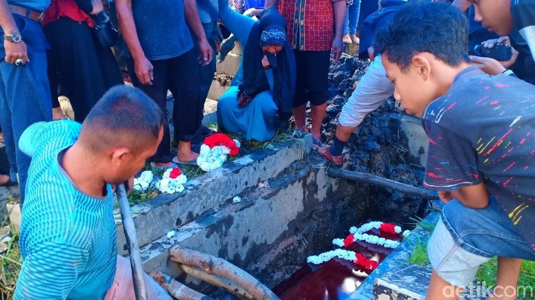 Pramugari Lion Air PK-LQP Shintia Dimakamkan di Padang Pramugari Lion Air PK-LQP Shintia Dimakamkan di Padang