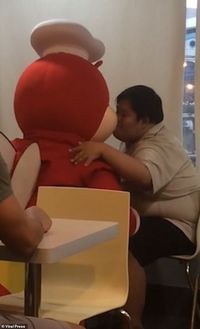 Terharu! Maskot Restoran Ini Hibur Pria Down Syndrome yang Makan Sendirian