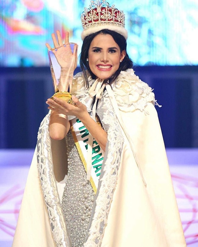 Ini Mariem Claret Velazco Garcia, finalis dari Venezuela yang jadi juara di Miss International 2018. Ia berhasil raih mahkota ratu di kontes kecantikan tersebut pada malam puncak grand final Miss International 2018 yang diselenggarakan di Tokyo Dome City Hall, Jepang, Jumat (9/11/2018) Foto: Instagram @missinternationalofficial
