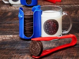 Kini Ada Alat Khusus Buat Nyelup Oreo ke Dalam Susu