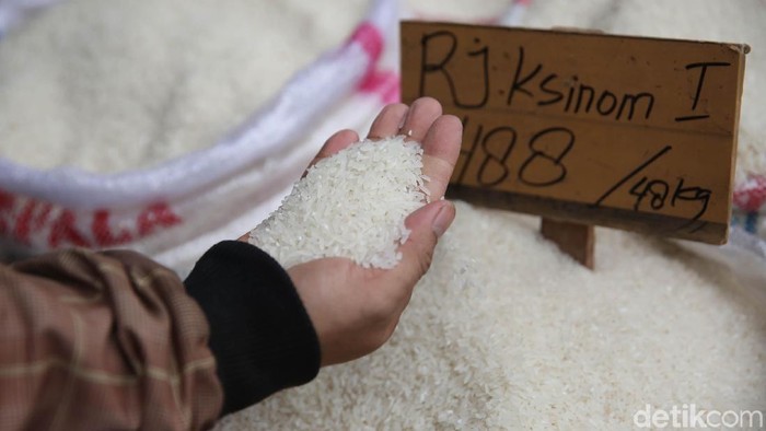 Harga beras medium di Pasar Cipinang mengalami kenaikan dari Rp 8.700 per kilogram (kg) menjadi Rp 9.150 hingga Rp 10.200 per kg.