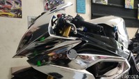 Untuk bahan decal print biasa itu pakai bahan Vinyl merek 3M. Sedangkan untuk bahan stiker yang berwarna krom dan satin, menggunakan bahan yang berbeda dan diimpor langsung dari Taiwan. Foto: Luthfi Anshori