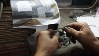 Pemilik Sunsri, Kadek Ganda Ismawan mengatakan produk-produknya masih mengikuti patra atau pakem yang menjadi ciri khas Desa Celuk. Hanya saja, dia memodifikasi motif tersebut sehingga bisa lebih diminati anak muda.