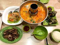Hangatkan Badan dengan Tom Yam yang Pedas Asam Segar di Sini
