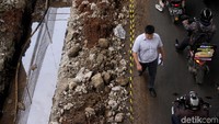 Warga yang tinggal disekitar lokasi mengeluhkan suara bising ketika proyek dikerjakan pada malam hari.