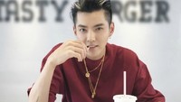 Musisi yang kini bernaung di bawah label Universal Music Group itu ternyata doyan fast food. Begini gayanya saat melahap McDonalds di China. Foto: Istimewa