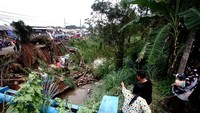 Sejumlah warga pun berkumpul melihat para petugas DLHK mengevakuasi sejumlah barang yang tertimbun akibat longsor itu. Diketahui tak ada korban jawa dalam kejadian tersebut.