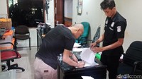 Pelaku langsung menyerang anggota polisi tersebut dengan menggunakan sebilah golok dan pisau babi yang kemudian anggota polisi tersebut menghindar dan meminta bantuan rekannya yang sedang berjaga di SPK, kata Kabid Humas Polda Metro Jaya Kombes Argo Yuwono dalam keterangannya, Jumat (9/11). (Foto: Eva Safitri/detikcom)