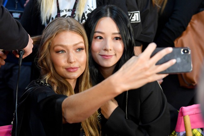 Tak hanya untuk para fotografer, para model juga menyempatkan diri untuk mengabadiakan momen. Foto: Getty Images